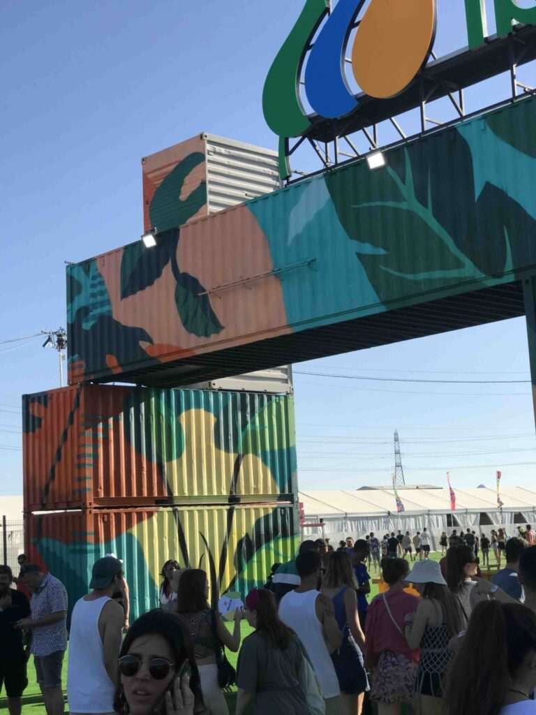 Mural urbano para festival de música en el acceso principal del Mad Cool