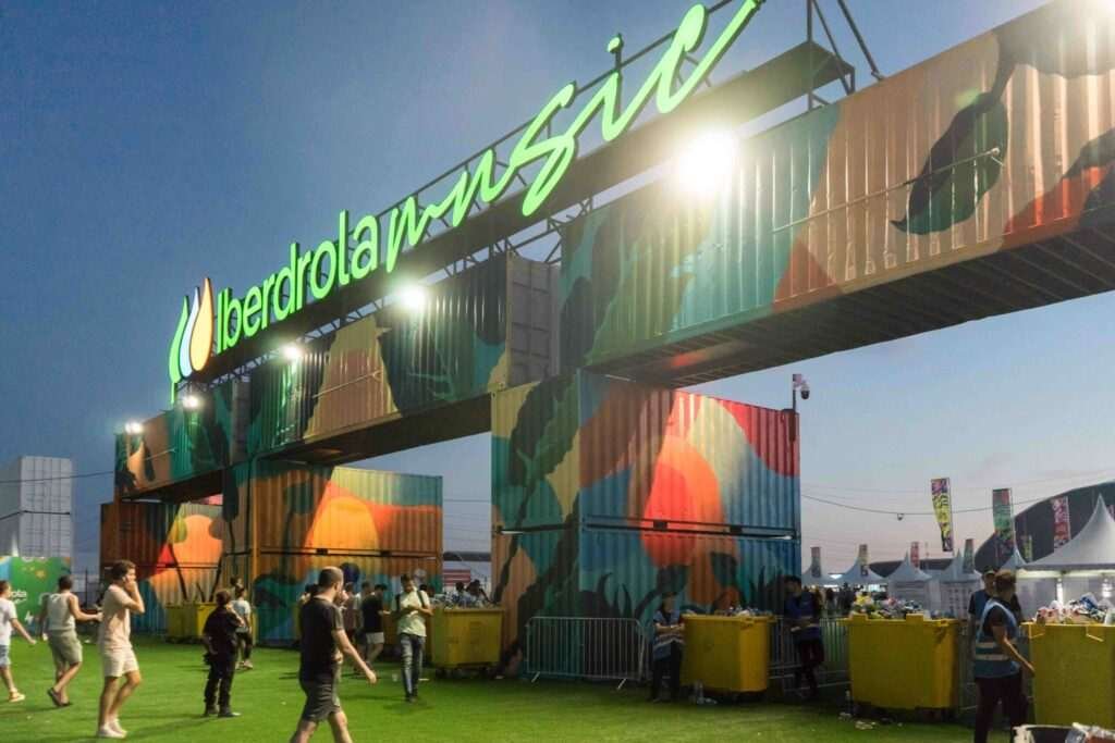 Intervención graffiti en la entrada del recinto Mad Cool para Iberdrola Music