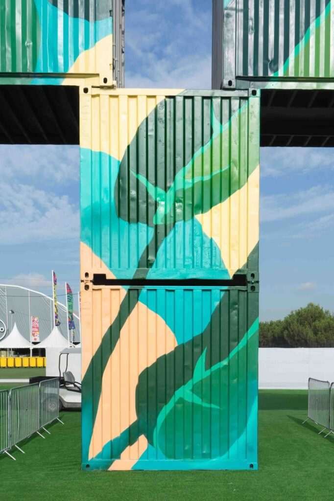 Mural artístico a gran escala para Iberdrola en la entrada del festival Mad Cool