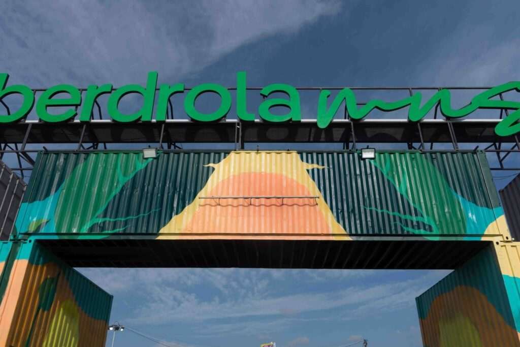 Mural artístico a gran escala para Iberdrola en la entrada del festival Mad Cool