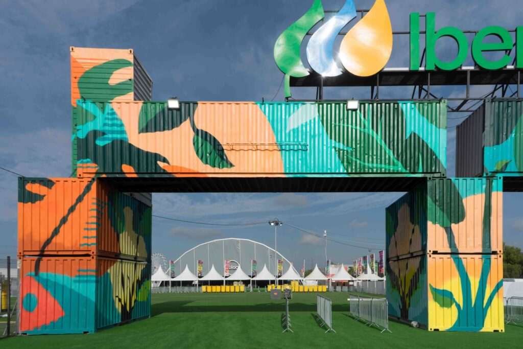 Mural artístico a gran escala para Iberdrola en la entrada del festival Mad Cool
