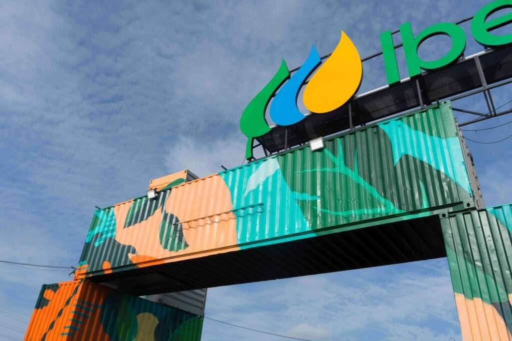 Mural artístico a gran escala para Iberdrola en la entrada del festival Mad Cool