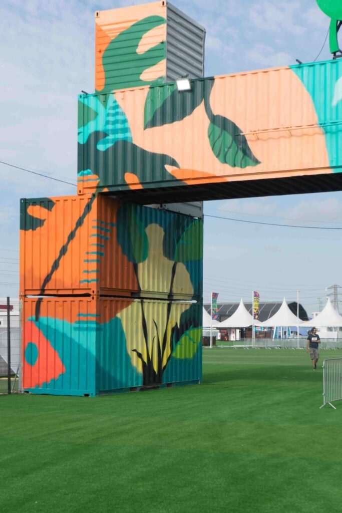Mural artístico a gran escala para Iberdrola en la entrada del festival Mad Cool