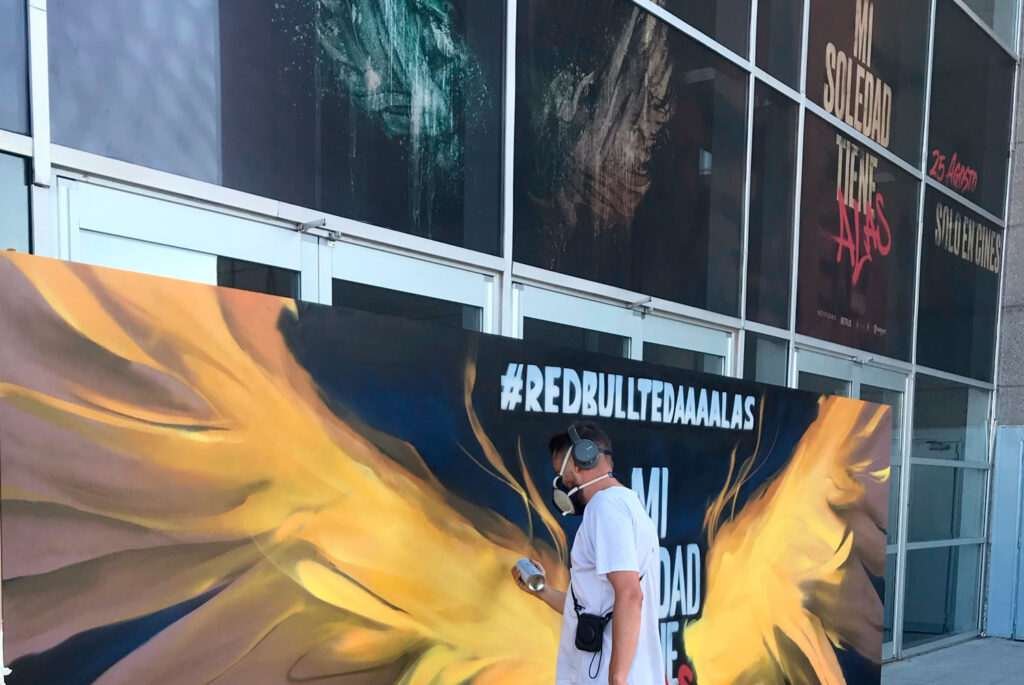 Mural con alas doradas para la película Mi soledad tiene alas en Cines Kinépolis Madrid