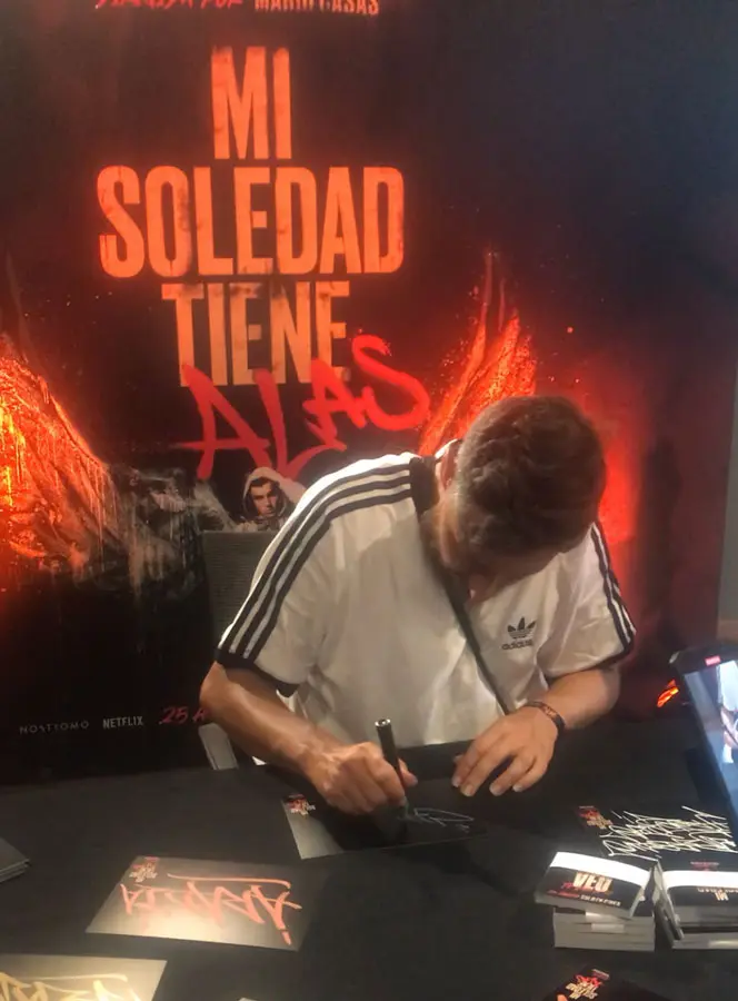 Asem Navarro realizando lettering graffiti en evento promocional de Mi soledad tiene alas