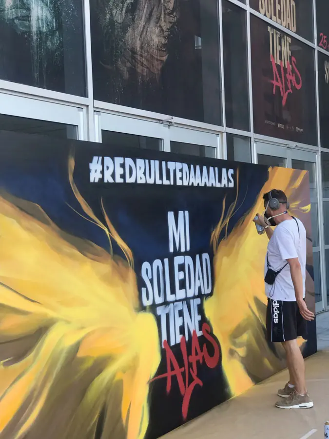 Artista pintando graffiti en vivo durante premiere de película en Kinépolis Madrid