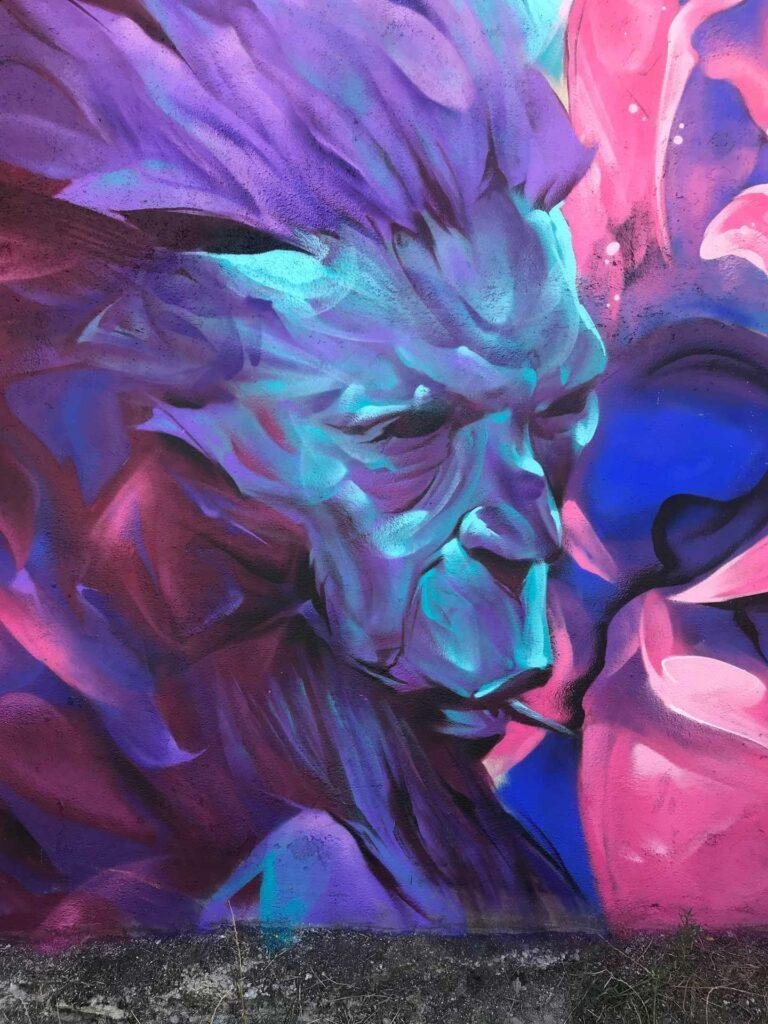 Graffiti estilo libre de demonio abstracto con tonos púrpura y azul