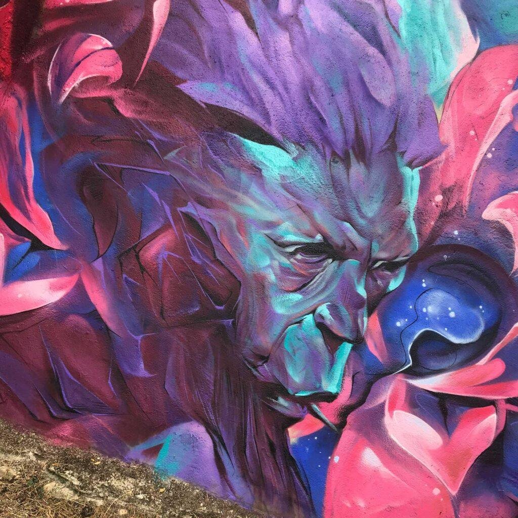 Graffiti estilo libre de demonio abstracto con tonos púrpura y azul