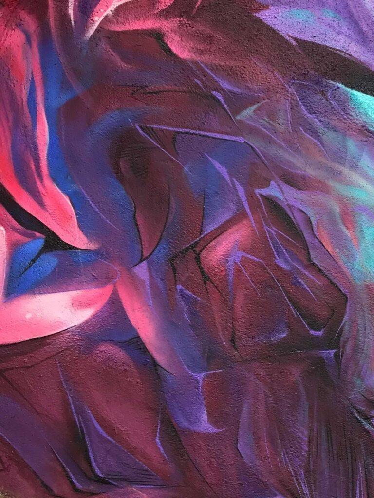 Graffiti estilo libre de demonio abstracto con tonos púrpura y azul