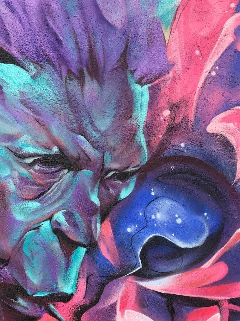 Graffiti estilo libre de demonio abstracto con tonos púrpura y azul