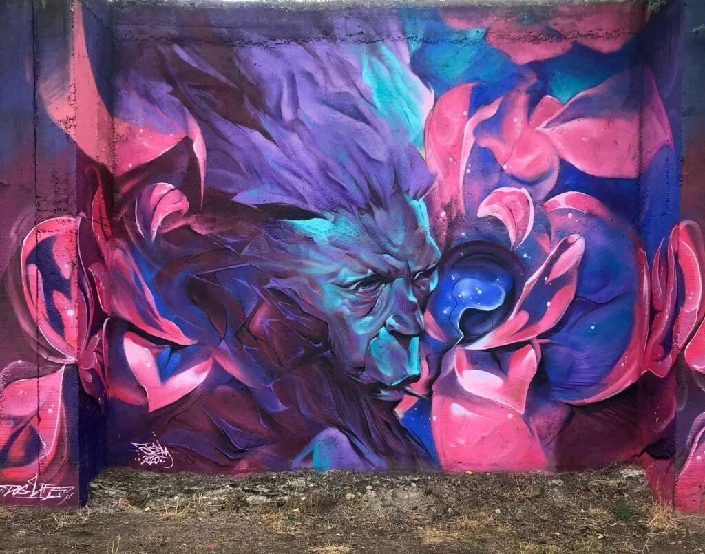 Graffiti estilo libre de demonio abstracto con tonos púrpura y azul