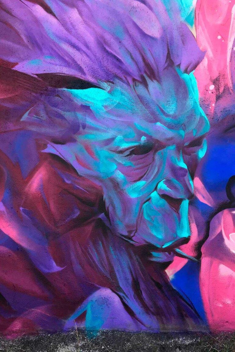 Graffiti estilo libre de demonio abstracto con tonos púrpura y azul