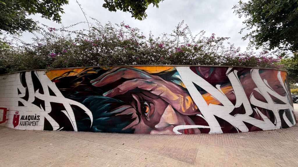 Mirada de gran formato pintada en el muro curvo de la Alameda Sur de Alaquàs
