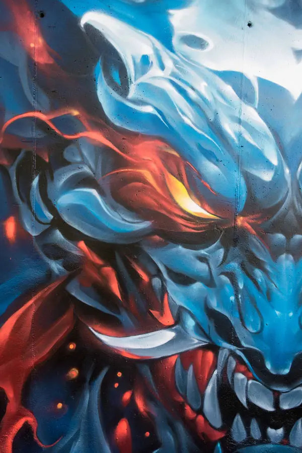 Graffiti de demonio japonés azul con ojos encendidos en Madrid