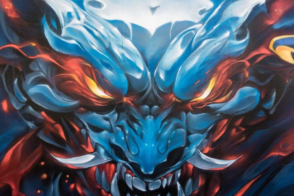 Graffiti de demonio japonés azul con ojos encendidos en Madrid