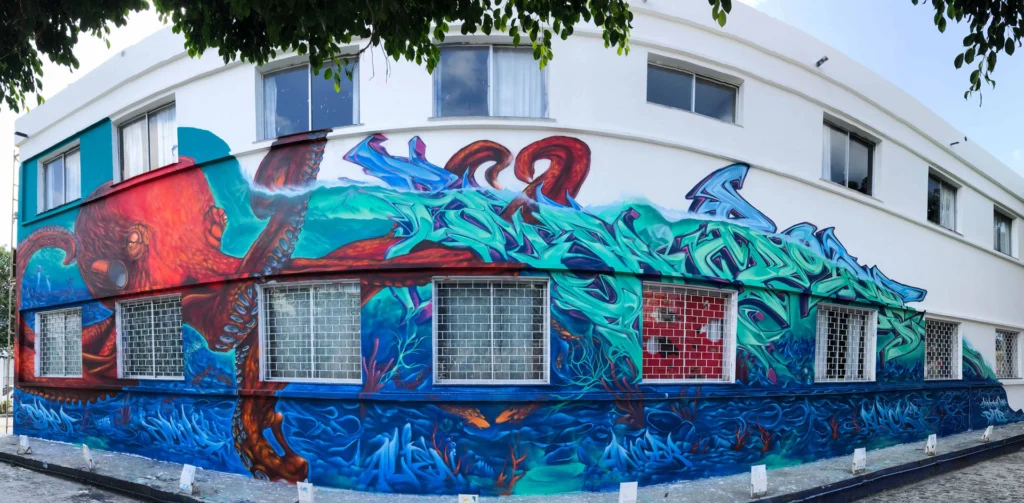 Mural con pulpo rojo y fondo marino en Festival Concreto de Brasil