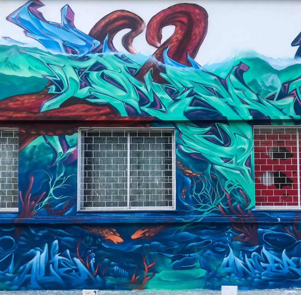 Mural con pulpo rojo y fondo marino en Festival Concreto de Brasil