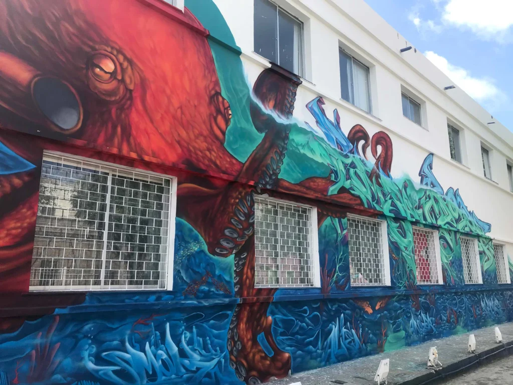 Mural con pulpo rojo y fondo marino en Festival Concreto de Brasil