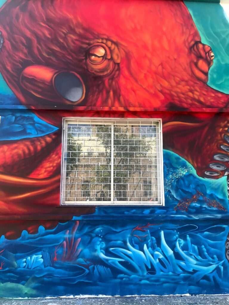 Mural con pulpo rojo y fondo marino en Festival Concreto de Brasil
