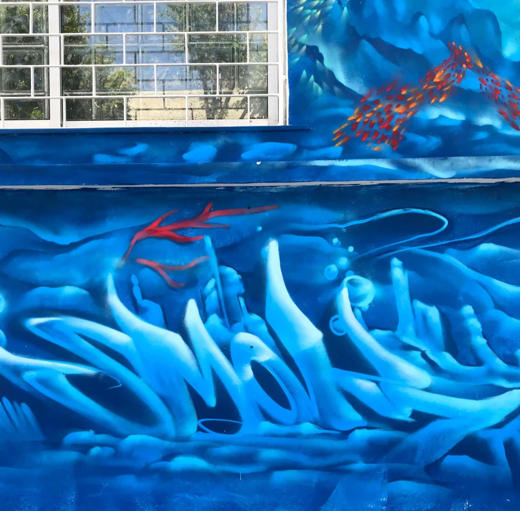 Mural con pulpo rojo y fondo marino en Festival Concreto de Brasil