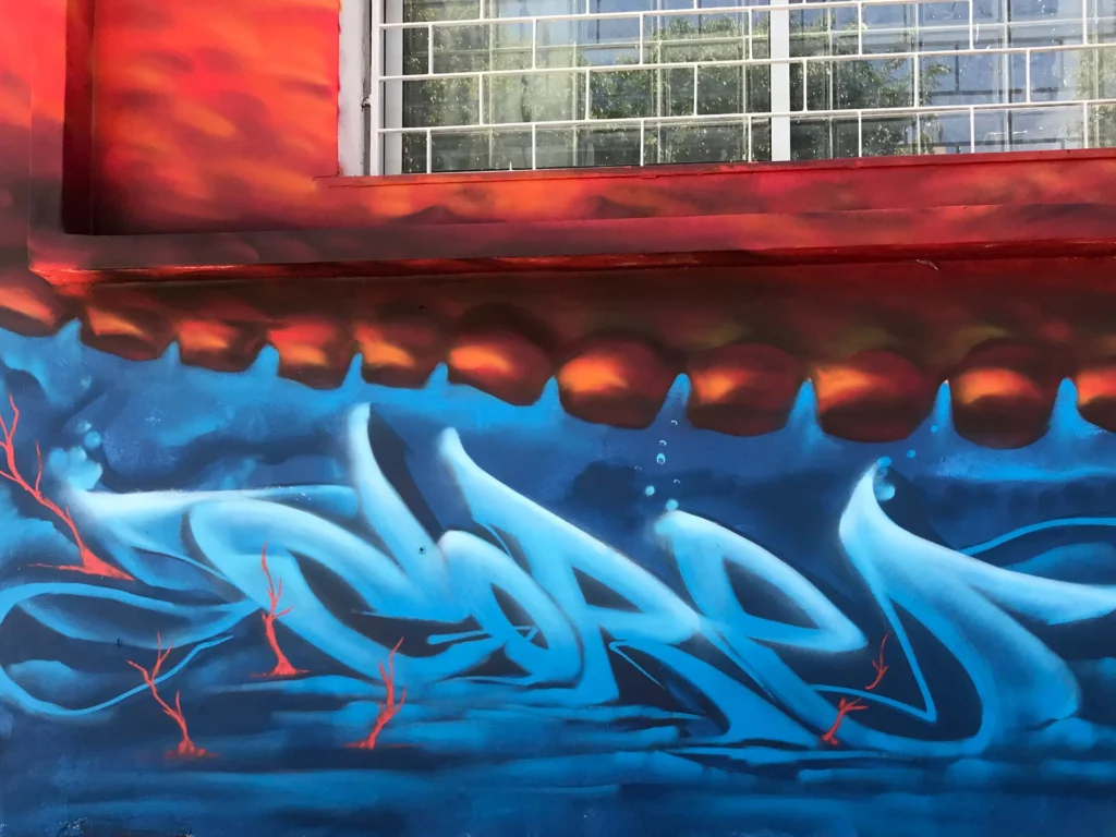 Mural con pulpo rojo y fondo marino en Festival Concreto de Brasil