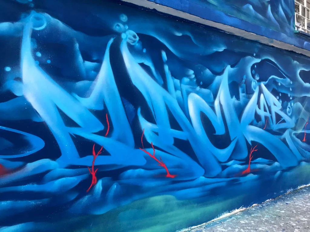 Mural con pulpo rojo y fondo marino en Festival Concreto de Brasil