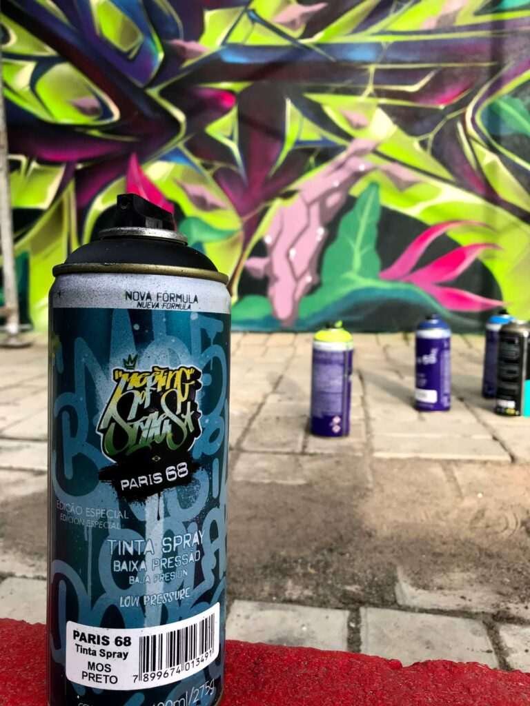 Mural de graffiti con letras en 3D y colores vivos en festival de Brasil