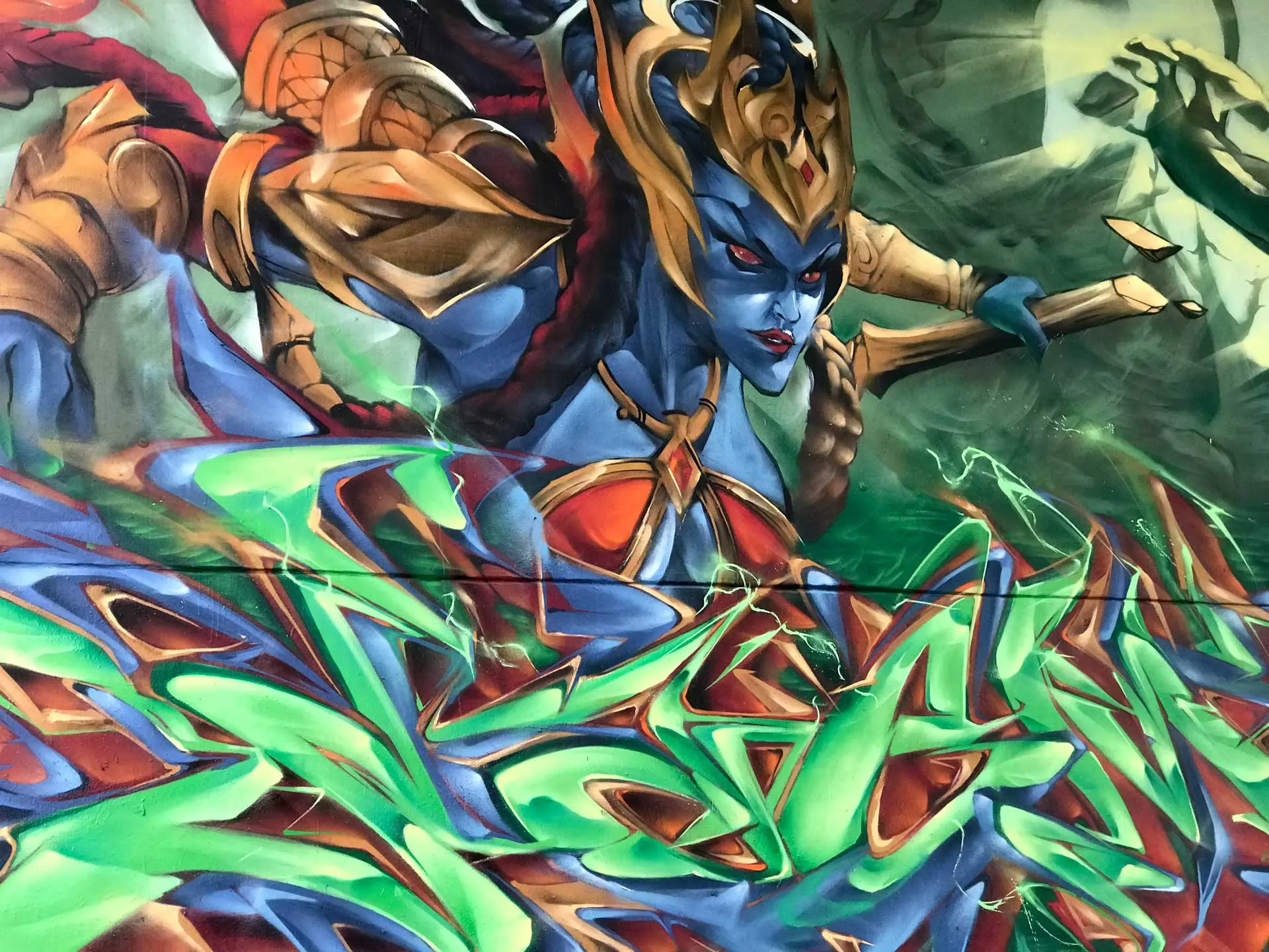 Graffiti de guerrera azul en un bosque con letras wildstyle. Festival Meeting Of Styles en Wiesbaden, Alemania