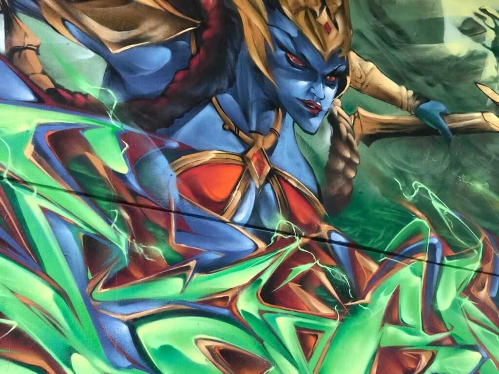 Graffiti de guerrera azul en un bosque con letras wildstyle. Festival Meeting Of Styles en Wiesbaden, Alemania