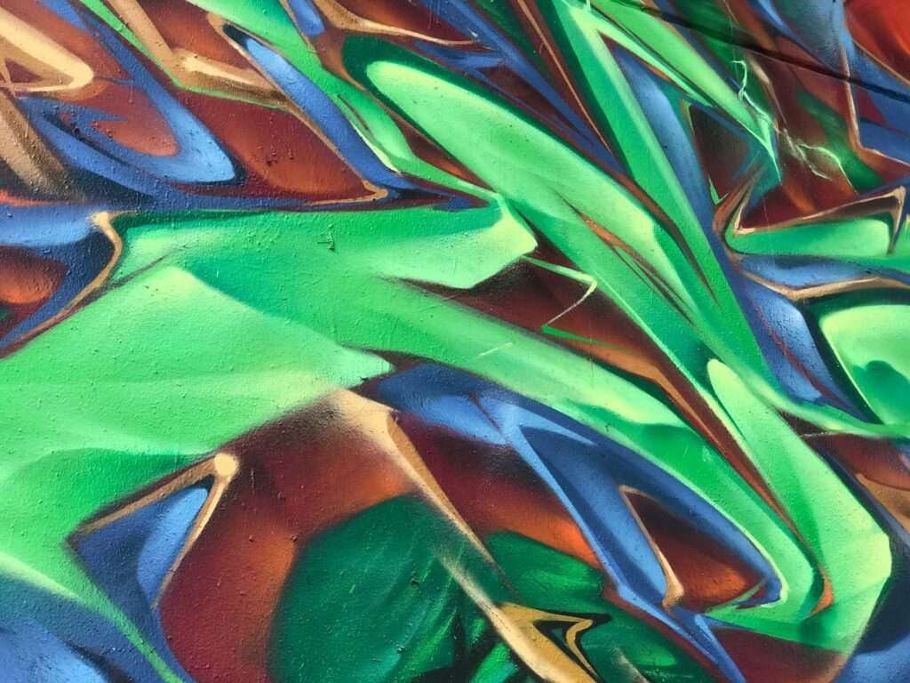 Graffiti de guerrera azul en un bosque con letras wildstyle. Festival Meeting Of Styles en Wiesbaden, Alemania