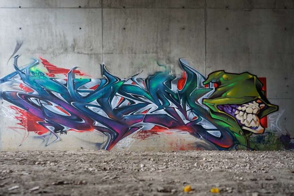Mural graffiti 3D wildstyle con formas abstractas dinámicas