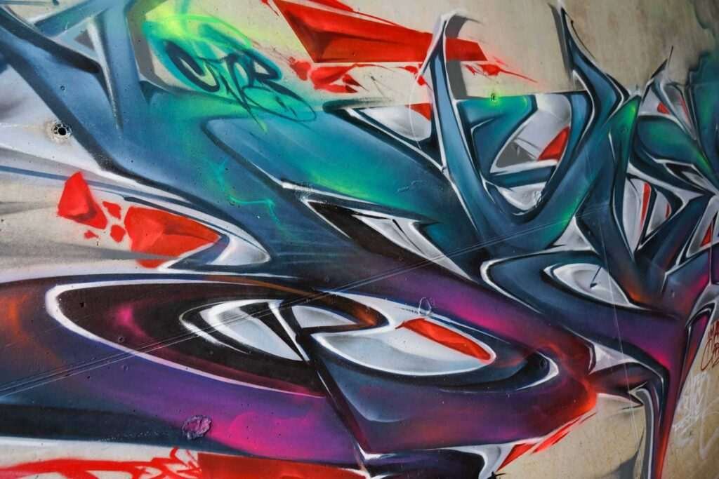 Mural graffiti 3D wildstyle con formas abstractas dinámicas