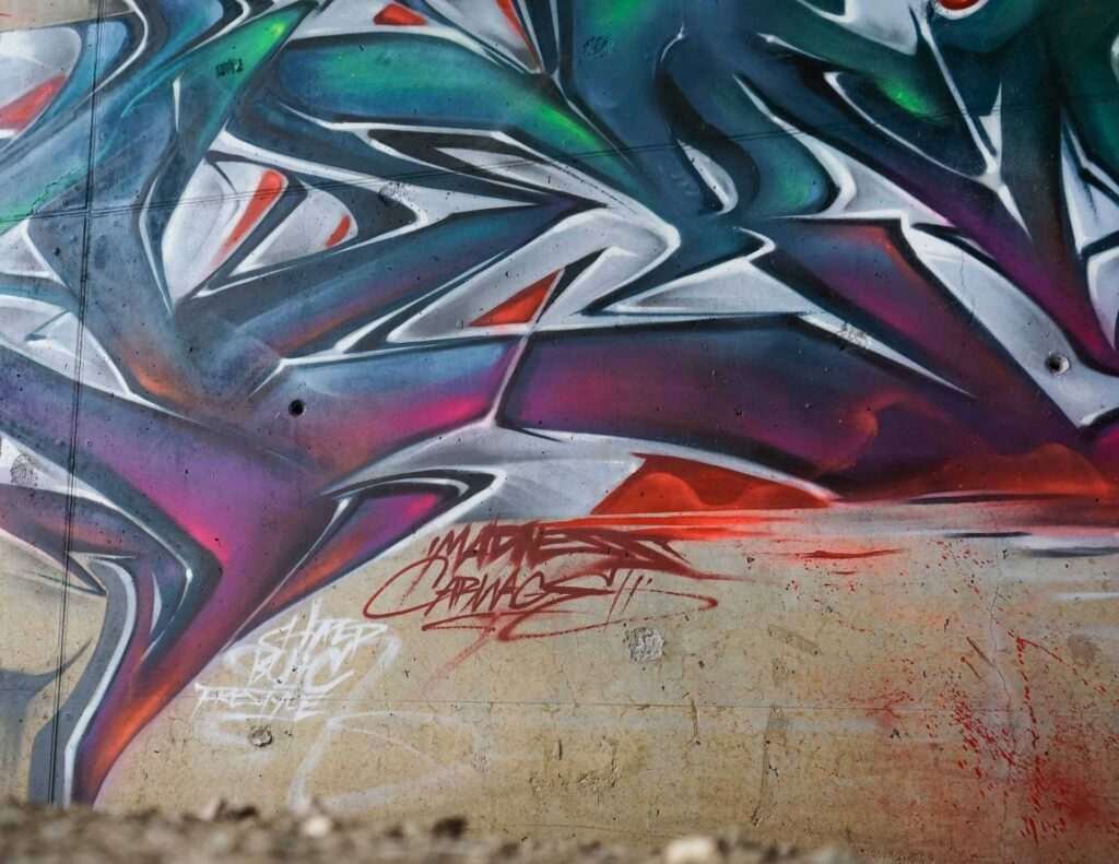 Mural graffiti 3D wildstyle con formas abstractas dinámicas