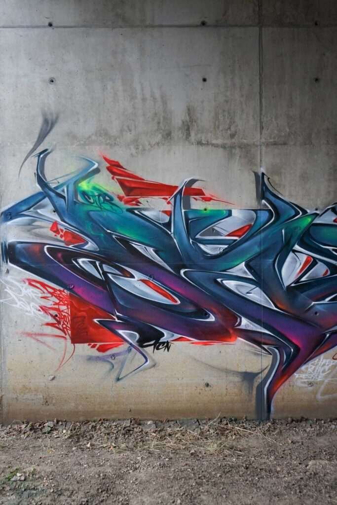 Mural graffiti 3D wildstyle con formas abstractas dinámicas