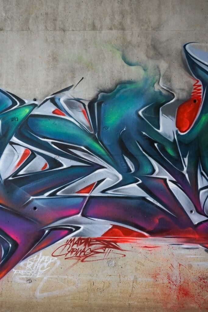 Mural graffiti 3D wildstyle con formas abstractas dinámicas