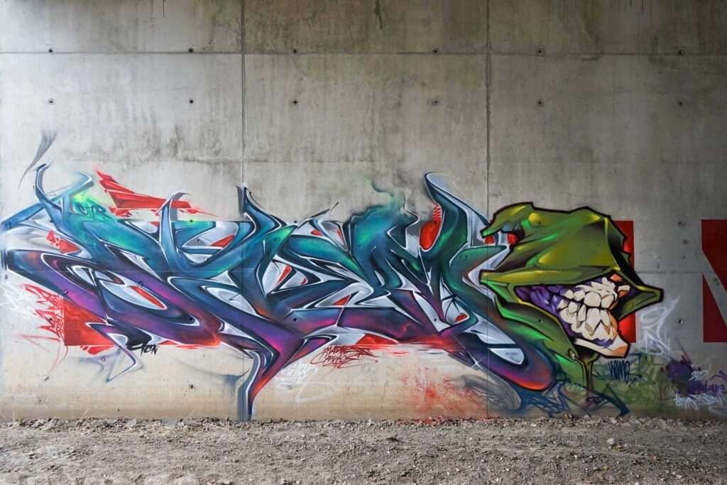 Mural graffiti 3D wildstyle con formas abstractas dinámicas
