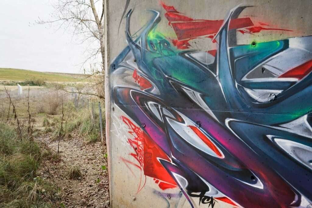 Mural graffiti 3D wildstyle con formas abstractas dinámicas