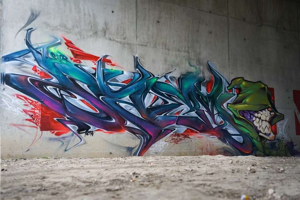 Mural graffiti 3D wildstyle con formas abstractas dinámicas
