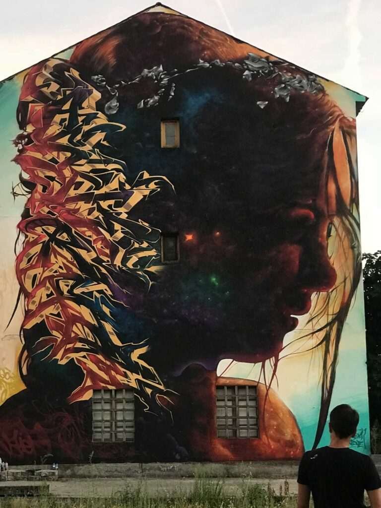 Graffiti artístico en fachada del Museo Arqueológico de Cacabelos en León
