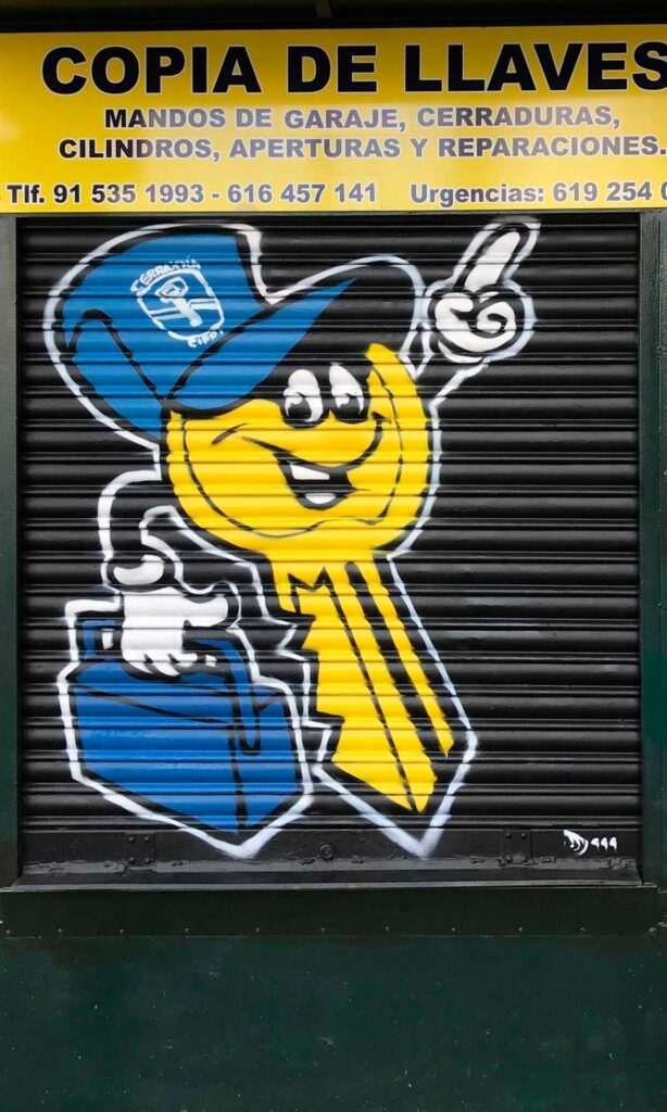 Resumen de graffitis artísticos en murales, cierres y fachadas de negocios variados