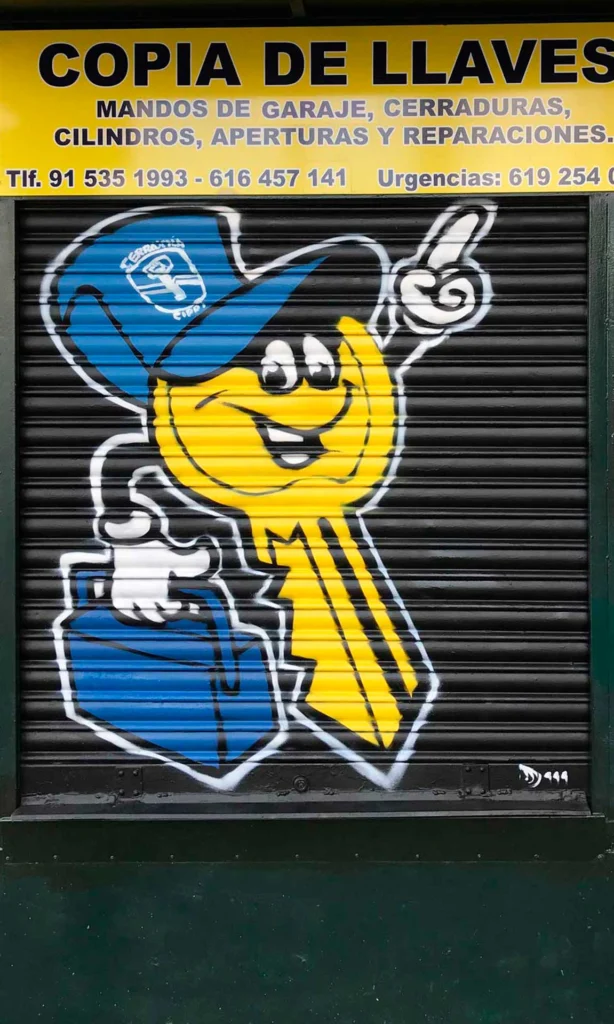 Resumen de graffitis artísticos en murales, cierres y fachadas de negocios variados
