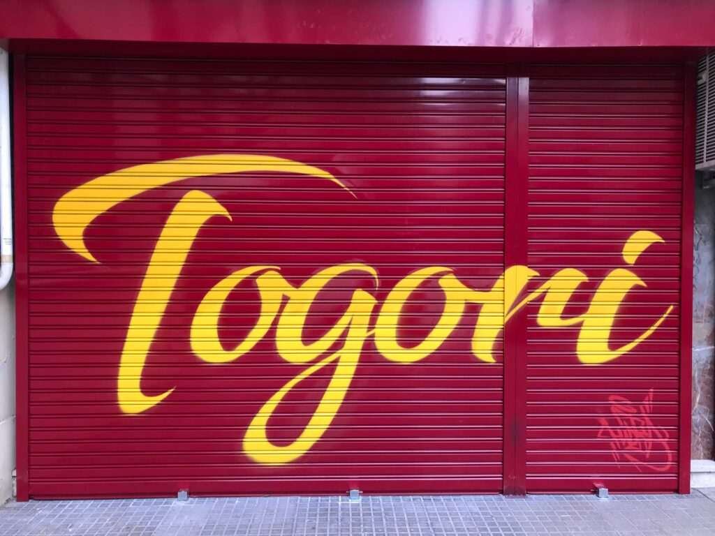 Resumen de graffitis artísticos en murales, cierres y fachadas de negocios variados