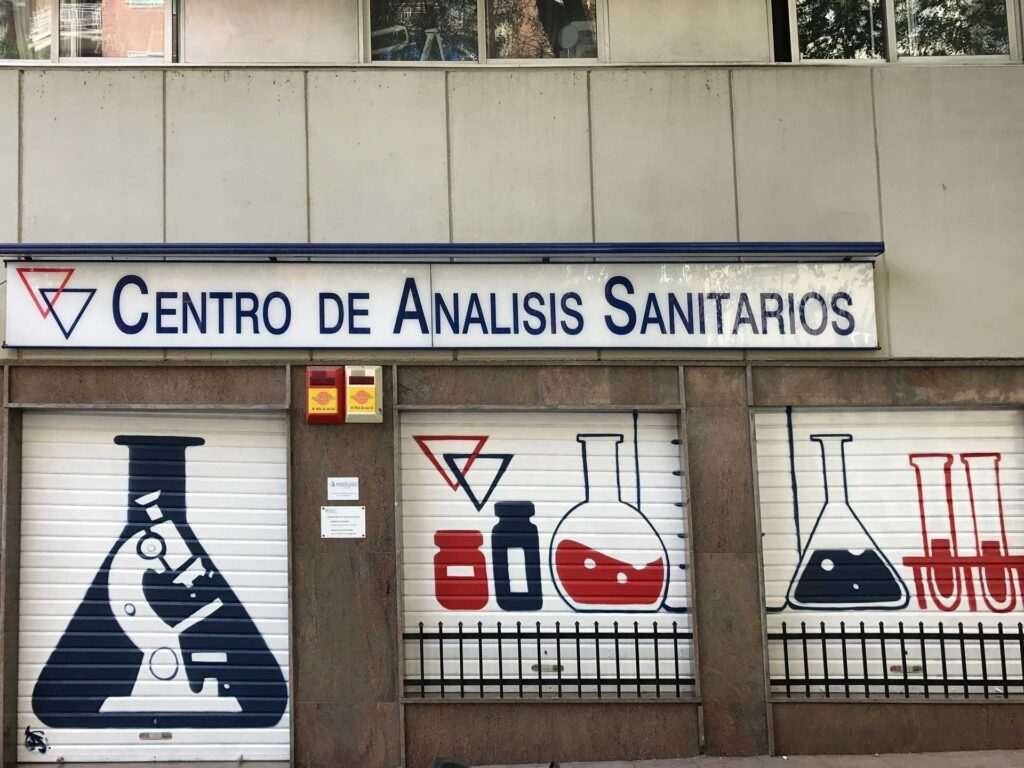Resumen de graffitis artísticos en murales, cierres y fachadas de negocios variados