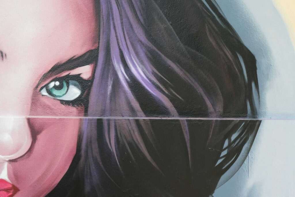 Graffiti de mujer en fachada de Oh Peluqueros en el Barrio del Pilar, Madrid