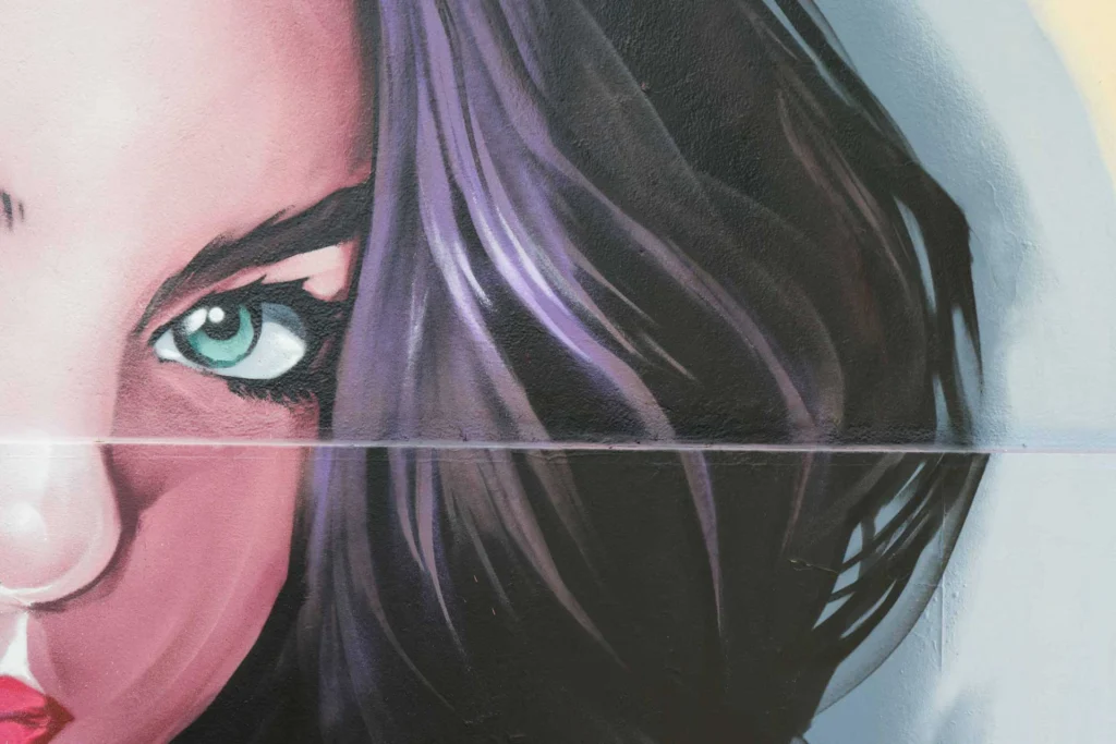 Graffiti de mujer en fachada de Oh Peluqueros en el Barrio del Pilar, Madrid