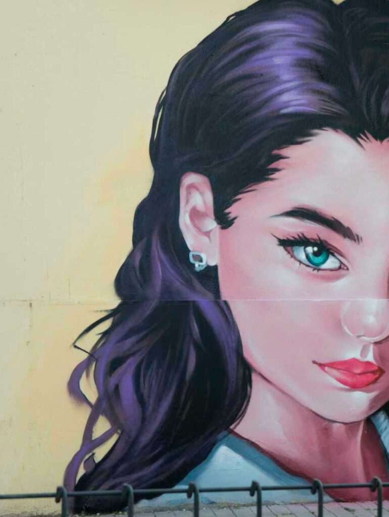 Graffiti de mujer en fachada de Oh Peluqueros en el Barrio del Pilar, Madrid