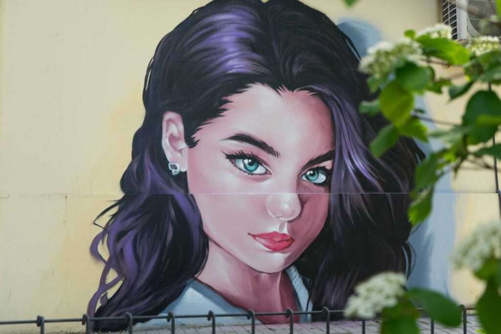Graffiti de mujer en fachada de Oh Peluqueros en el Barrio del Pilar, Madrid