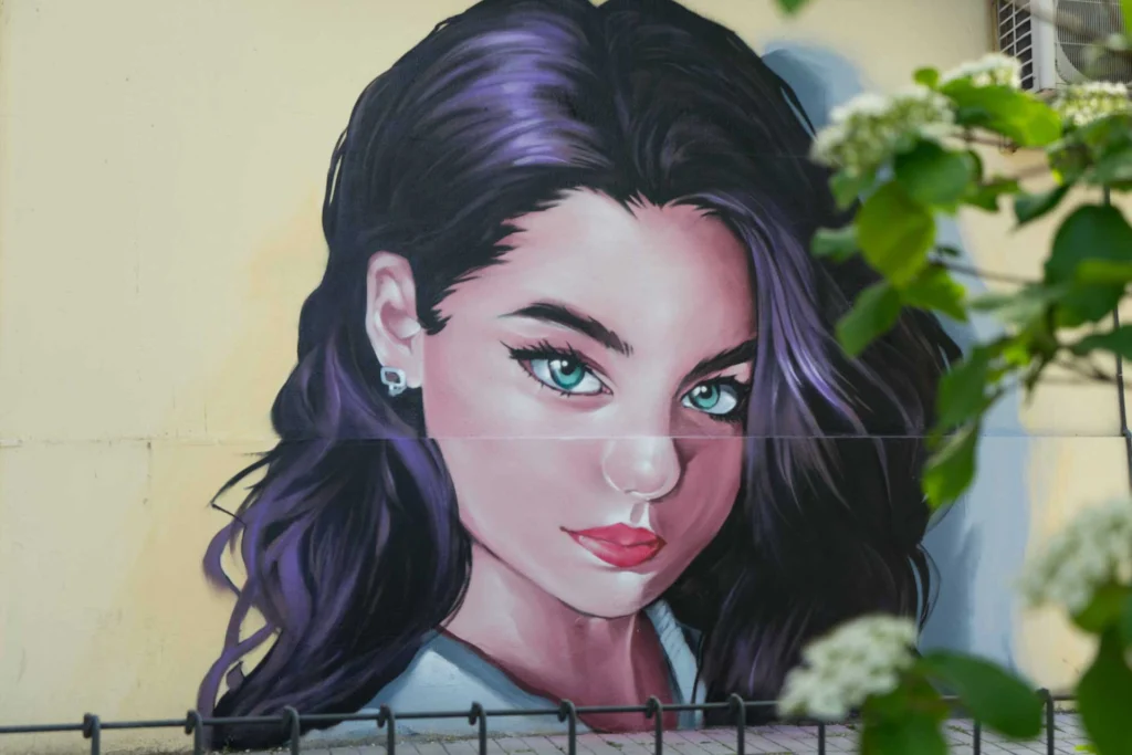 Graffiti de mujer en fachada de Oh Peluqueros en el Barrio del Pilar, Madrid