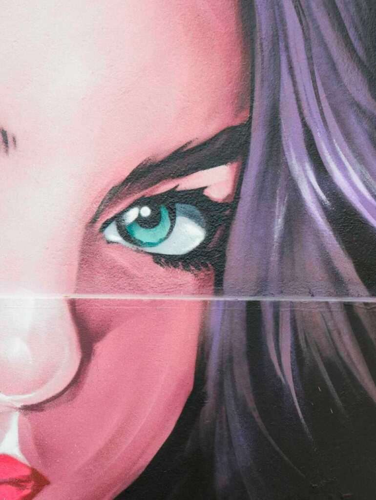 Graffiti de mujer en fachada de Oh Peluqueros en el Barrio del Pilar, Madrid