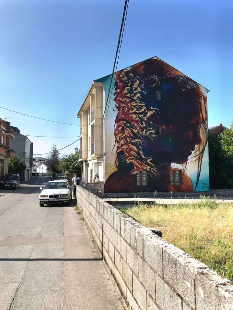 Graffiti artístico en fachada del Museo Arqueológico de Cacabelos en León
